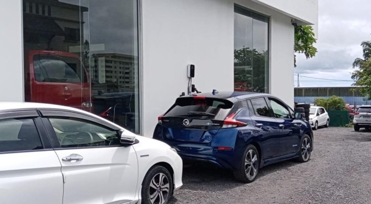 sravnenie elektromobiley i gibridov effektivnost stoimost i udobstvo